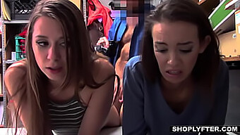 Hnědá Kráska Zoey Laine Je Vystavena V Tomto Hardcore Teen Videu.