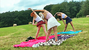 Los Entusiastas Del Fitness Practican Yoga Y Gimnasia Al Aire Libre Con Uniformes Escolares, Mostrando Sus Cuerpos Tonificados Y Culos Desnudos.