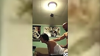 Un Hombre Toma El Control De La Esposa De Su Vecino En Un Encuentro Duro Y Hardcore