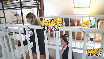 Três Aeromoças Se Revezam Chupando Um Pênis Enorme Neste Vídeo De Hostel Falso