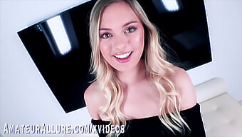 Amber Moore, blond bomba, si užívá pevný penis