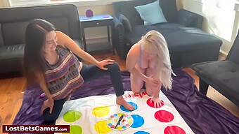 Blonde Schoonheden Spelen Twister Naakt Na Het Verliezen Van Een Weddenschap