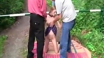 Outdoor Abenteuer Mit Einem Versauten Public Girl