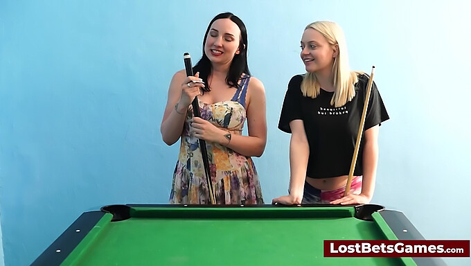 Großbusige Babes haben Spaß mit Billard und Sexspielzeugen in einem selbstgemachten Video.