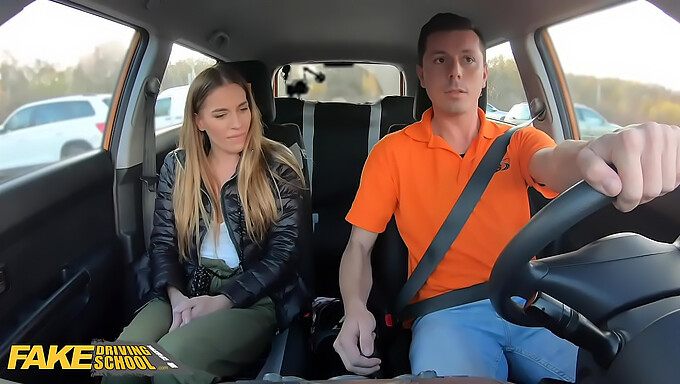 Eveline Dellai bekommt eine freche Rücksitzfahrt und wird in einem FakeDrivingSchool-Video gefickt