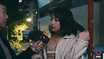 Chat De Calle De Yueyue Con Un Comisario: Un Encuentro Íntimo