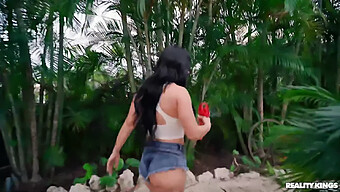 Jennifer White, Seorang Milf Yang Menggoda, Menikmati Kesenangan Solo Di Bandar