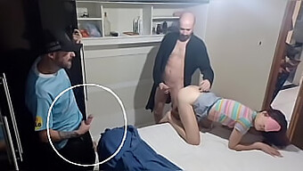 Esposa Vendada De Corno Participa De Um Ménage À Trois Com Amigo Dentro Do Guarda-Roupa