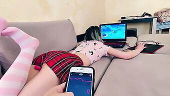 Bất Ngờ Khi Phát Hiện Em Gái Kế Của Mình Đang Dùng Máy Rung Trong Lúc Chơi Game, Tôi Đã Mang Đến Cho Cô Ấy Một Cực Khoái Bất Ngờ