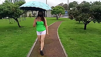 Compilation d'exhibitionnisme de la femme colombienne par un voyeur amateur, y compris le sexe en missionnaire et l'éjaculation