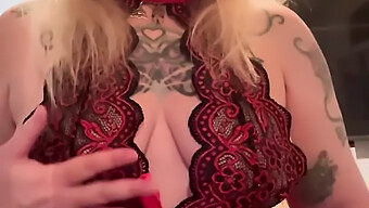 La Beauté Canadienne Montre Sa Peau Tatouée Et Ses Gros Seins Naturels En Lingerie Rouge