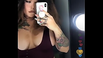 การแสดงสดบน Instagram ของ Jennifer Aboul ที่มีก้นใหญ่และหน้าอกใหญ่