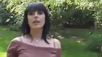 Piersiata brunetka oddaje się publicznemu seksowi za zapłatę.