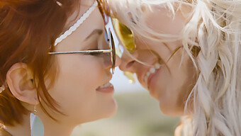 Twee Vrouwen Met Verschillende Achtergronden Genieten Van Een Hete Ontmoeting Met Een Goed Bedeelde Partner