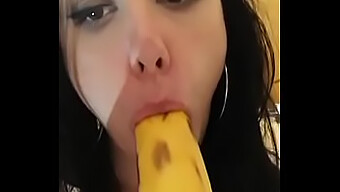 Jovem e sexy: Uma vadia caseira faz um boquete em uma banana