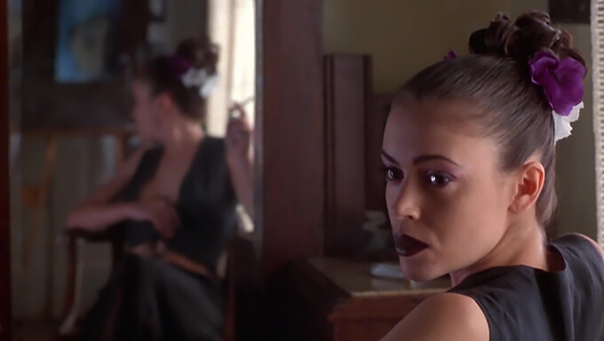 Alyssa Milano dans Poison Ivy 2: Lily (2005) avec des scènes de baisers