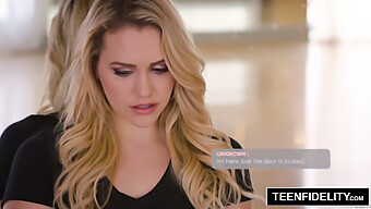 Mia Malkova Använder Sina Stora Tillgångar För Att Utpressa En Bankman I En Hardcore-Scen