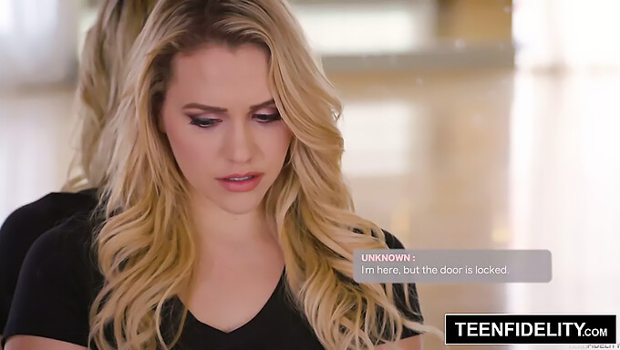 Mia Malkova sử dụng tài sản dồi dào của mình để tống tiền một nhân viên ngân hàng trong cảnh khó tính