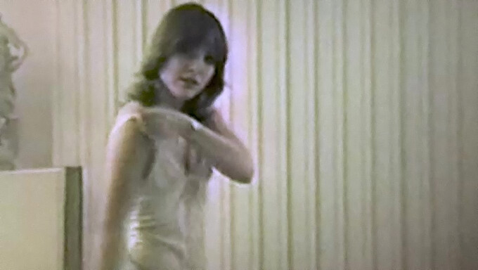 Classic girl shows off her dancing skills in vintage striptease