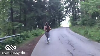 Pareja amateur disfruta del sexo público corriendo