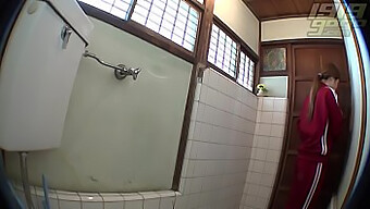 Vidéo Hd De Pipi Dans Les Toilettes De La Salle De Sport