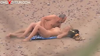 Sexe Public Avec Une Femme Mature Aux Gros Seins Sur La Plage