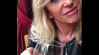 Marina Beaulieu, een volwassen Franse MILF met blond haar, houdt zich bezig met seksuele activiteit met een zwarte man terwijl haar man aanwezig is