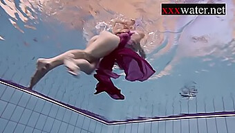 Rousse russe se prélasse dans la piscine dans une session solo sexy