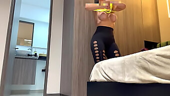 Verborgen Camera Legt De Pre-Gym Routine Van Een Fitnessmodel Vast (Upskirt, Stiefmoeder, Fitness)