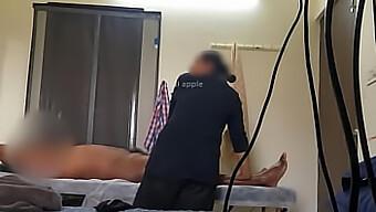 Momenti Catturati Discretamente In Un Centro Benessere Con Massaggi Intimi E Baci Romantici