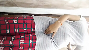 Joven Chica India Se Entrega Al Juego En Solitario Durante El Baño En Un Video Casero