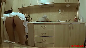 Filmando secretamente minha atraente meia-irmã adolescente na cozinha usando uma câmera escondida