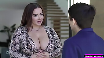 แม่ม่ายที่มีหน้าอกใหญ่ได้รับการแก้แค้นด้วยการให้ Handjob และ Tit Sucking กับ Bully