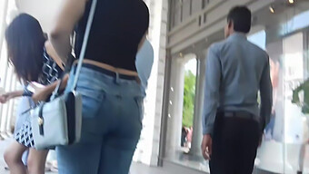 Ragazza Con Un Grande Culo In Jeans Stretti