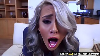 Janice Griffith ensina uma lição de prazer com um footjob e uma punheta