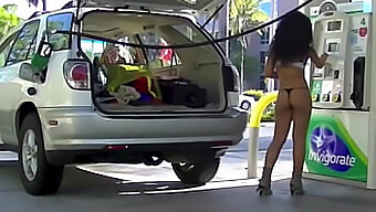 Nikki Brasiliens Vovede Upskirt Flasher På En Offentlig Tankstation