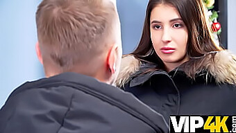 Monica Se Ujame V Vročem Srečanju Z Vztrajnim Posojilnim Morskim Psom