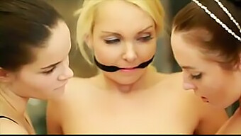 Gadis remaja menjelajahi threesome lesbian | Lebih banyak video tersedia di likefucker.com