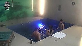 Distracție Cu Fetiș De Picioare Și Tatuaje Într-Un Threesome În Piscină.