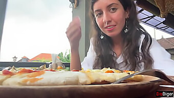 Katty West Pizzát És Spermát Élvez Egy Nyilvános Kávézóban