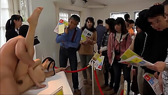 Parejas Americanas Y Alemanas Se Involucran En Sexo Público Con Adolescentes Japonesas En Una Exposición De Arte