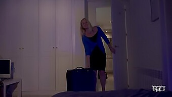 Blond MILF får cumshot i POV