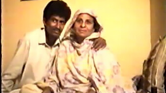 Pareja clásica pakistaní comparte momentos íntimos en un video retro