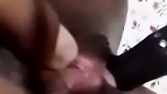 Gadis Asia Amatur Merangsang Diri Semasa Panggilan Video Dengan Teman Lelakinya.