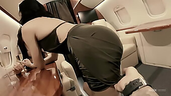 Plaisir En Jet Privé Avec Des Filles Sexy Dans Une Vidéo Érotique