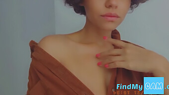 La Modella Latina Della Webcam Condivide Foto Nude Con Sconosciuti