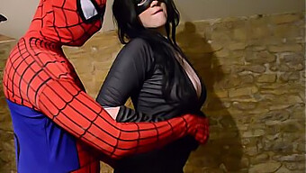 Catwoman Berbentuk Seksi Di Webbed Oleh Spiderman Dalam Pertemuan Cosplay.