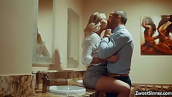 Jessa Rhodes surprend son amant secret dans un bar et lui fait une fellation profonde avant de se faire baiser dans la salle de bain