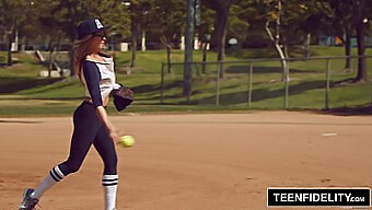 Buceta Áspera E Raspada Recebe Tratamento De Creampie Em Uniforme De Beisebol