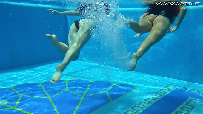 Diana Rius y Sheril Blossom se entregan a los placeres junto a la piscina. ¡Estas lesbianas sensuales se complacen mutuamente!